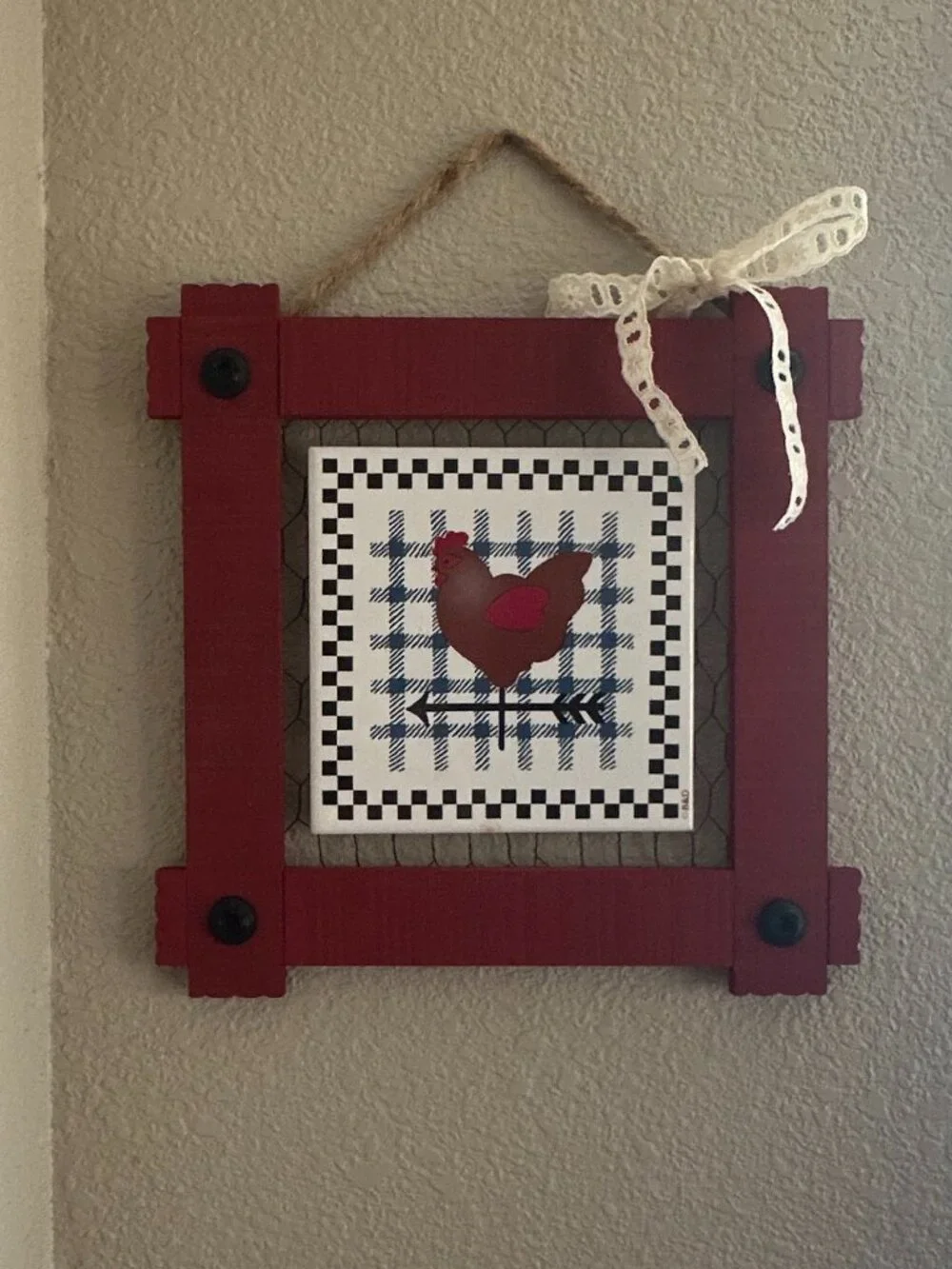Wood Frame Chicken Wire Hanging Plaque ceramic Barnyard Scene Farmhouse Decor